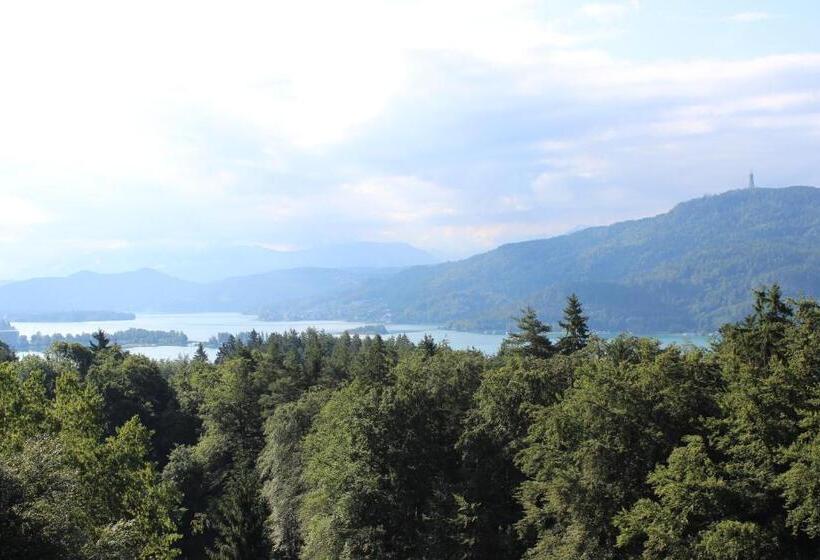 Superior studio with lake view, Pension Krakolinig