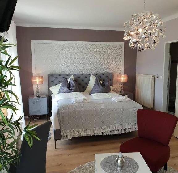 Superior studio with lake view, Pension Krakolinig