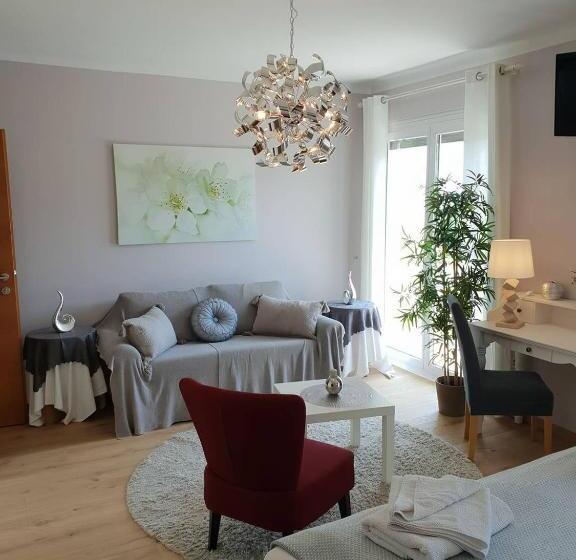 Superior studio with lake view, Pension Krakolinig