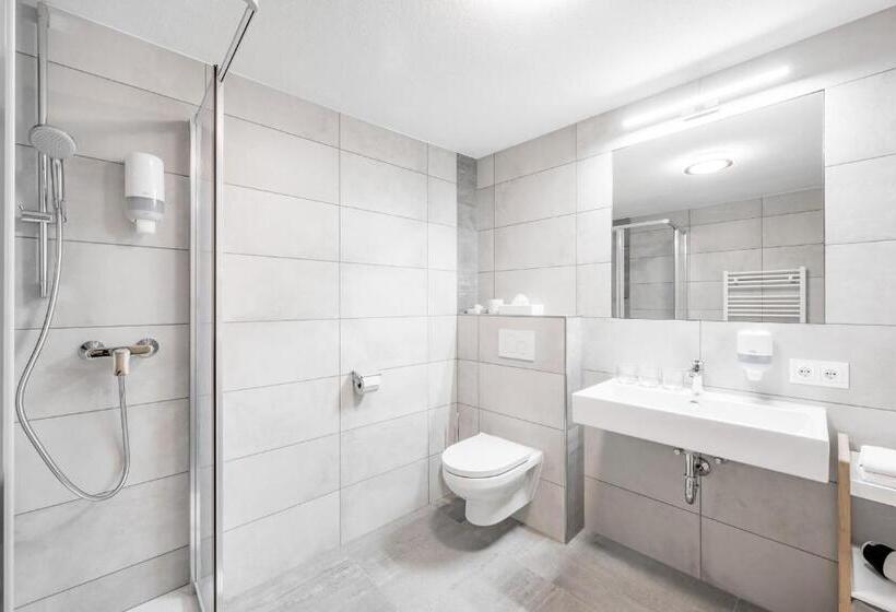 标准三人间, Gasthof Schroll