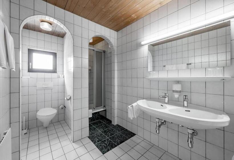 家庭间, Gasthof Schroll