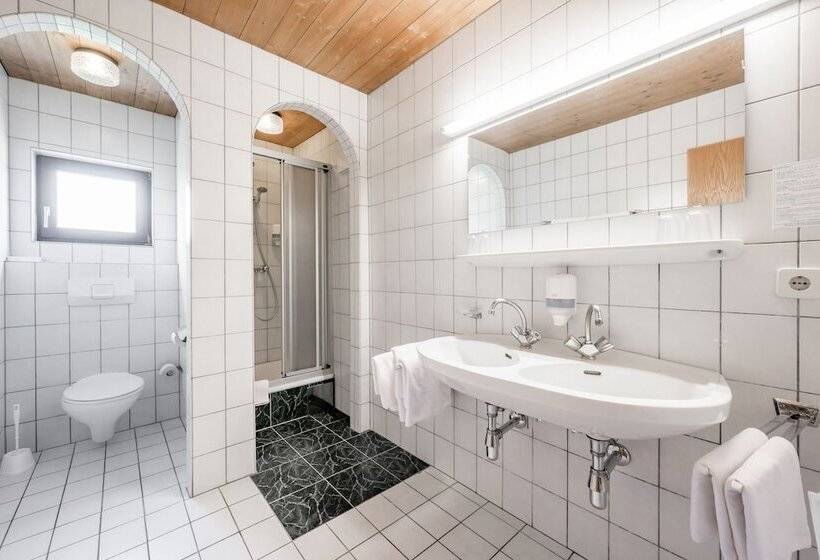 家庭间, Gasthof Schroll