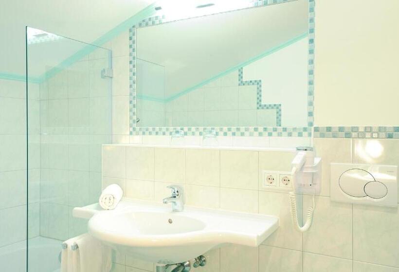 Classic room with balcony, Frühstückspension Huber