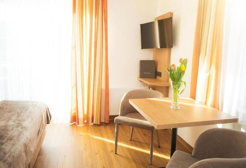 Classic room with balcony, Frühstückspension Huber