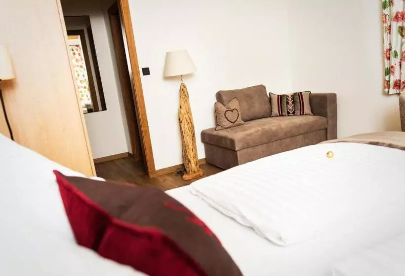 Classic room with balcony, Frühstückspension Huber