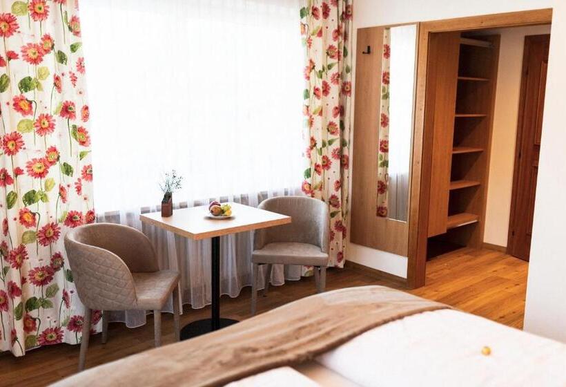 Classic room with balcony, Frühstückspension Huber