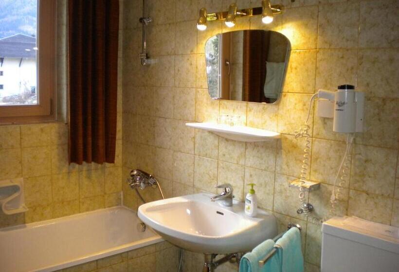 غرفة قياسية ثلاثية, Gästehaus Sagmeister