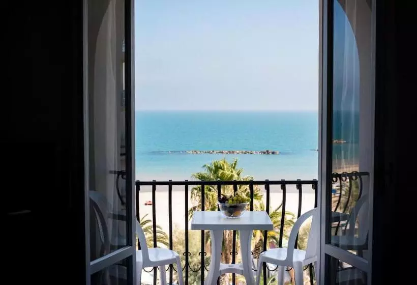 اتاق استاندارد با بالکن و چشمانداز دریا, Grand Hotel Excelsior