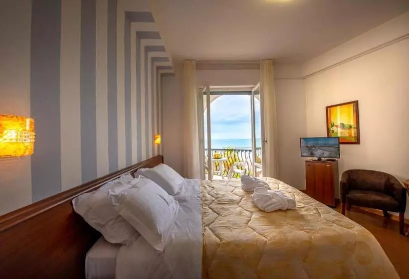 اتاق استاندارد با بالکن و چشمانداز دریا, Grand Hotel Excelsior