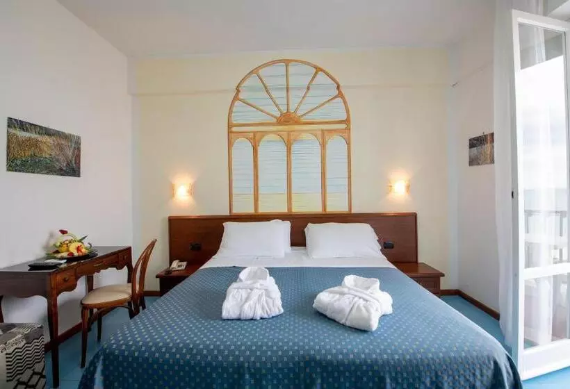اتاق استاندارد با بالکن و چشمانداز دریا, Grand Hotel Excelsior