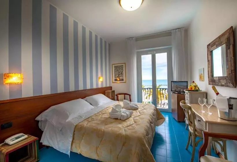 اتاق استاندارد با بالکن و چشمانداز دریا, Grand Hotel Excelsior