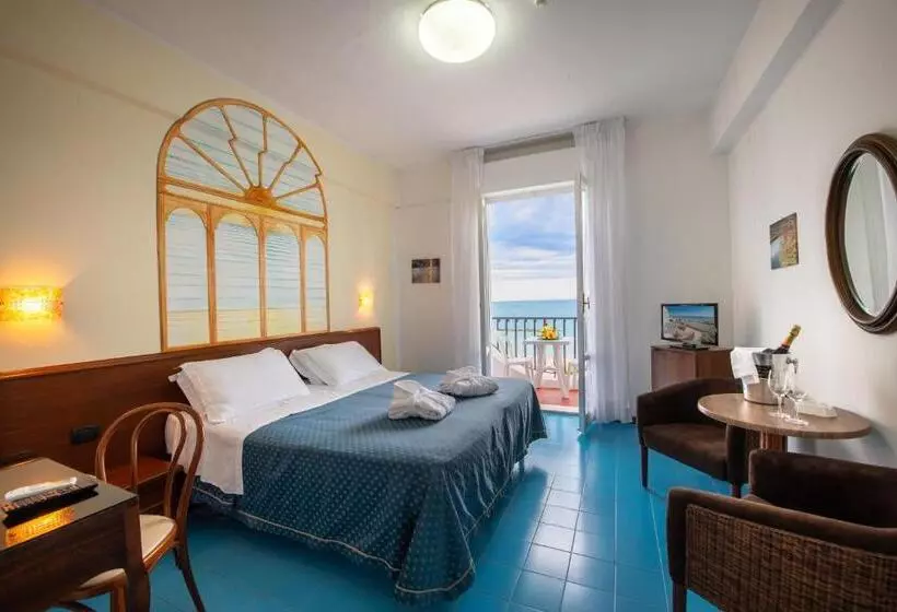 اتاق استاندارد با بالکن و چشمانداز دریا, Grand Hotel Excelsior