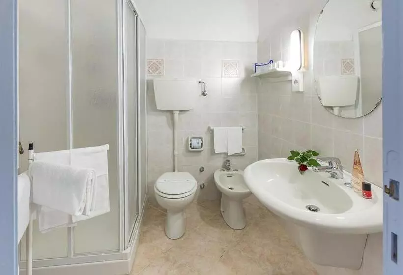 اتاق استاندارد با بالکن و چشمانداز دریا, Grand Hotel Excelsior