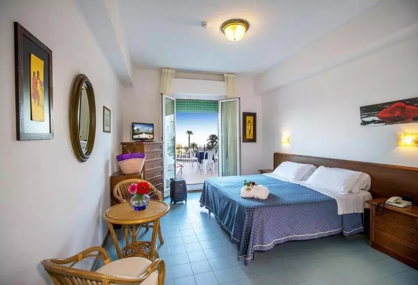 اتاق استاندارد با بالکن و چشمانداز دریا, Grand Hotel Excelsior