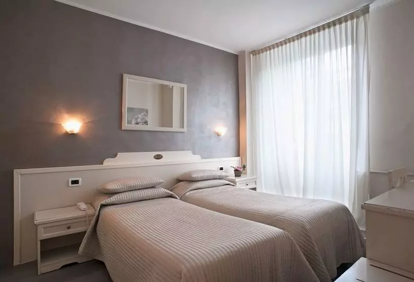 Standard Kolmen Hengen Huone, Cortese