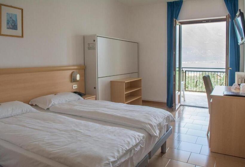 高级三人间, Coste