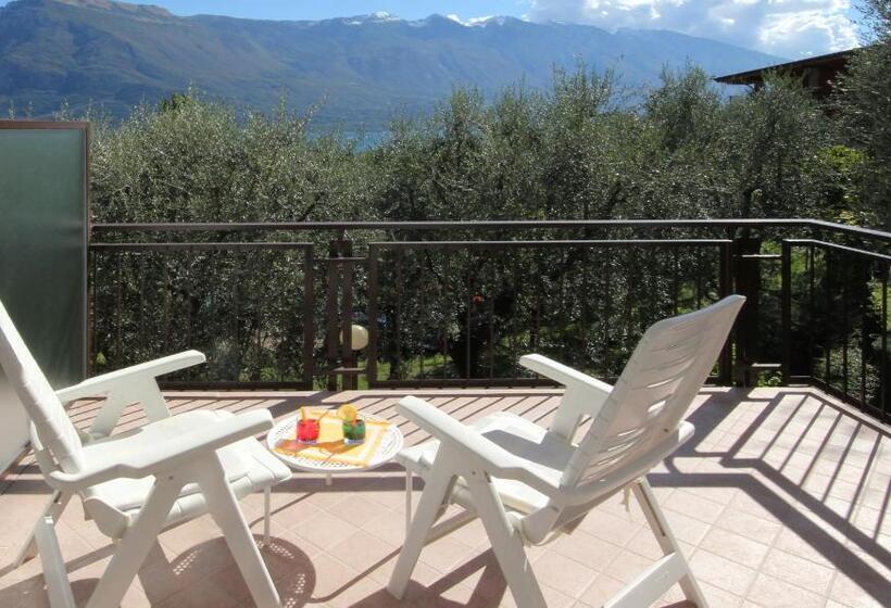 Superior room with lake view, Coste