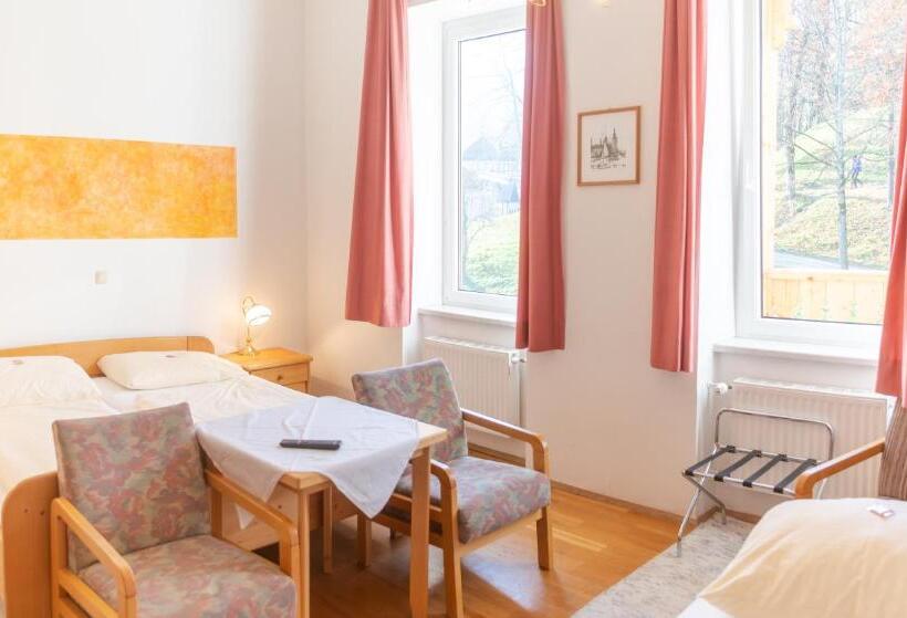 Номер Стандарт Трехместный, & Hostel Sandwirt