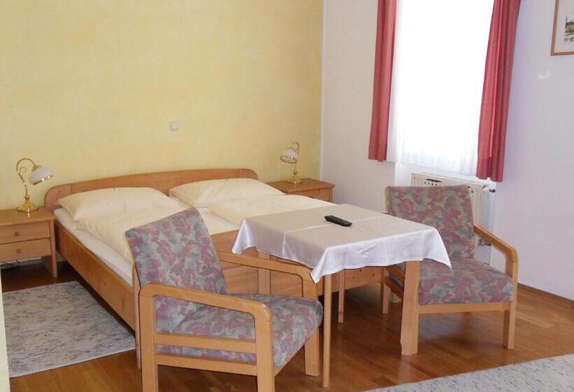 Номер Стандарт Трехместный, & Hostel Sandwirt