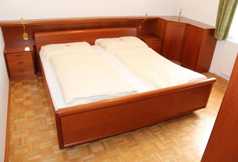 Апартаменты 1 Спальня, & Hostel Sandwirt