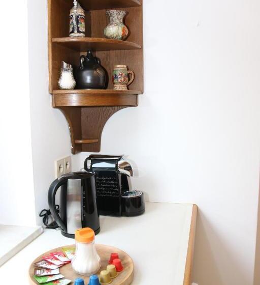 Апартаменты 1 Спальня, & Hostel Sandwirt