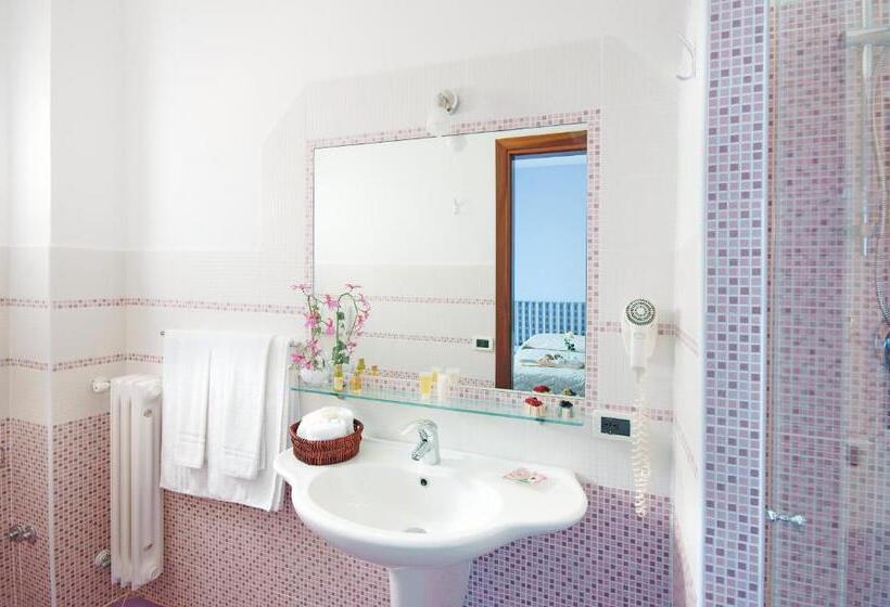 Четырехместный Номер Стандарт с Балконом, Iris