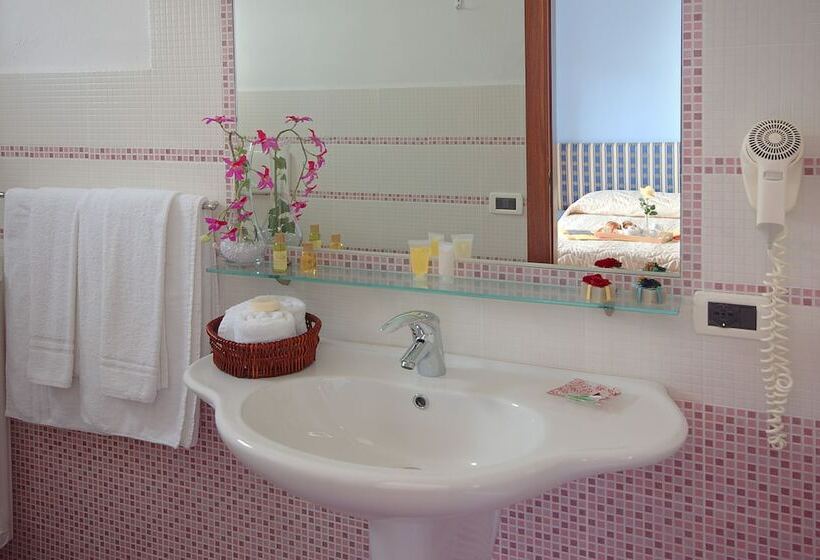 Triple Room Sea View, Iris