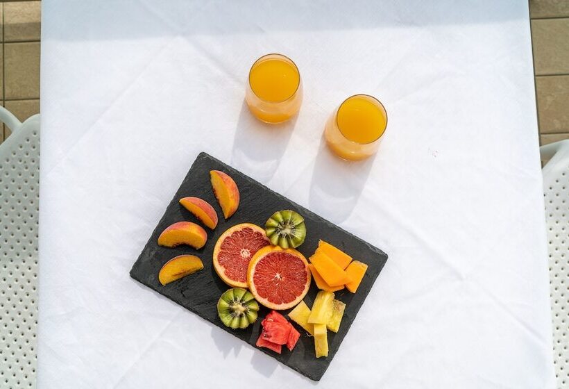 חדר סופריור לשלושה, Karinzia