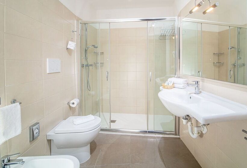 חדר סופריור לשלושה, Karinzia