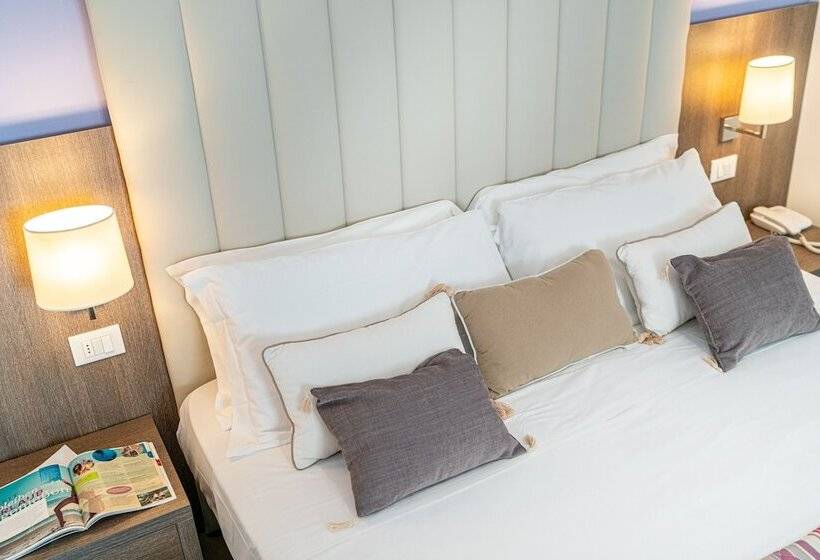 חדר סופריור לשלושה, Karinzia