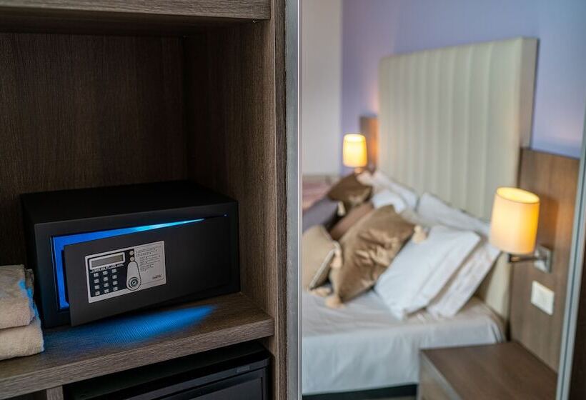 חדר סופריור לארבעה, Karinzia