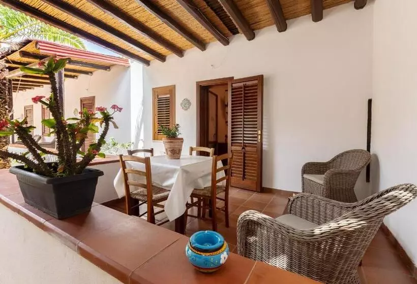 Standard Triple Room with Terrace, Relais Le Nereidi
