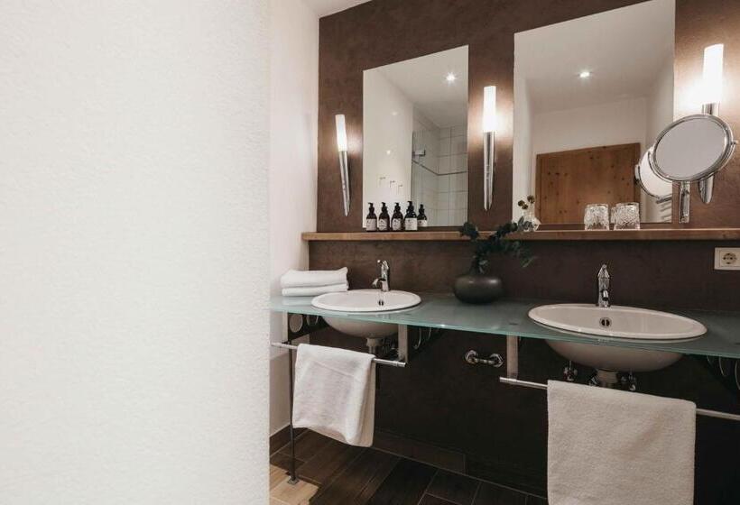 سوییت با چشم‌انداز باغ, Sonnhof Alpendorf   An Adults Only Place