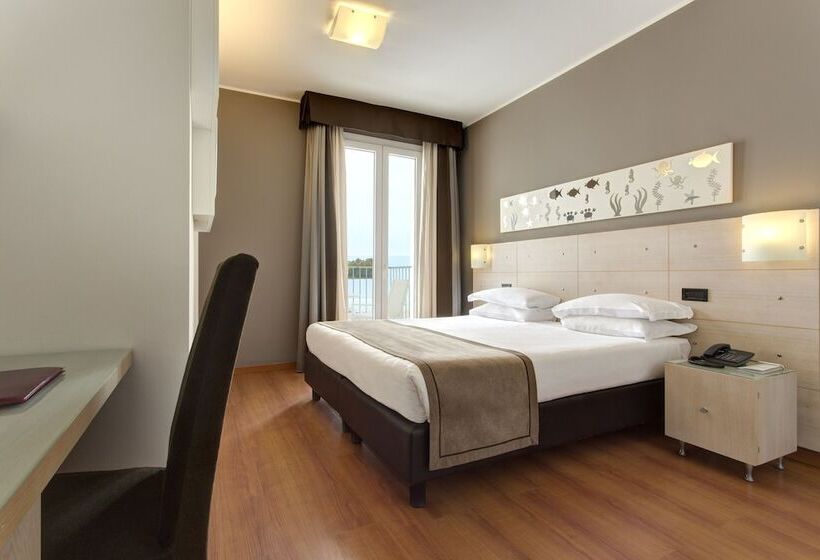 חדר סופריור לשלושה עם נוף לים, Victoria Frontemare Beach & Spa Hotel Jesolo