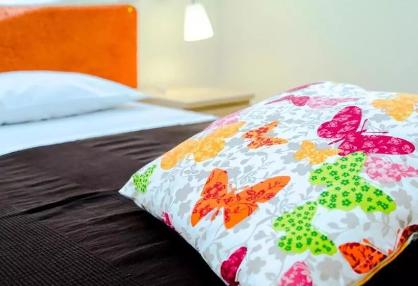 آپارتمان یک خوابه با دری مشترک که هال را جدا می کند., Albergo Villa Gaia