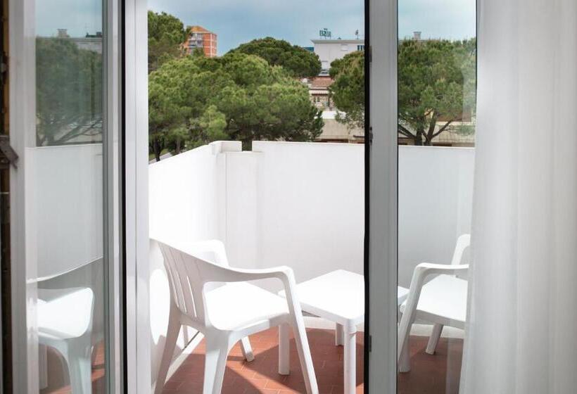 4인용 스탠다드 룸, Ambassador Meuble