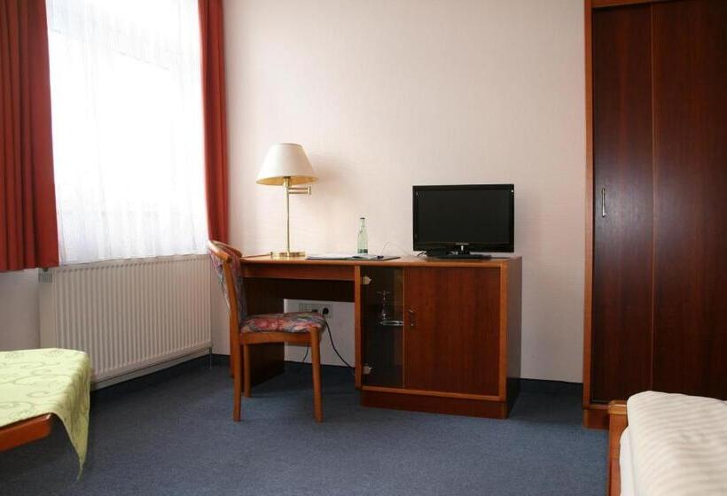 חדר סטנדרט לשלושה, Atrium