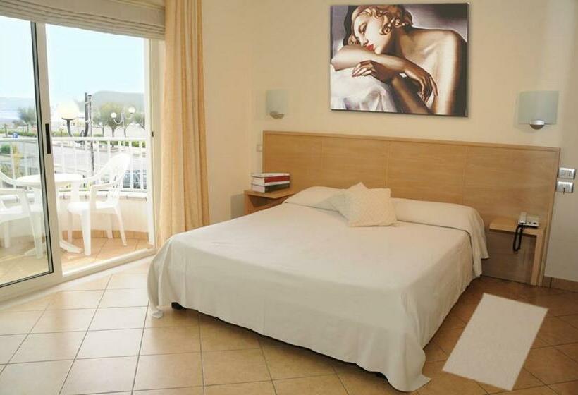 اتاق لوکس با چشم‌انداز دریا, Garden