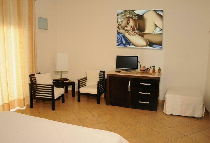 اتاق لوکس با چشم‌انداز دریا, Garden