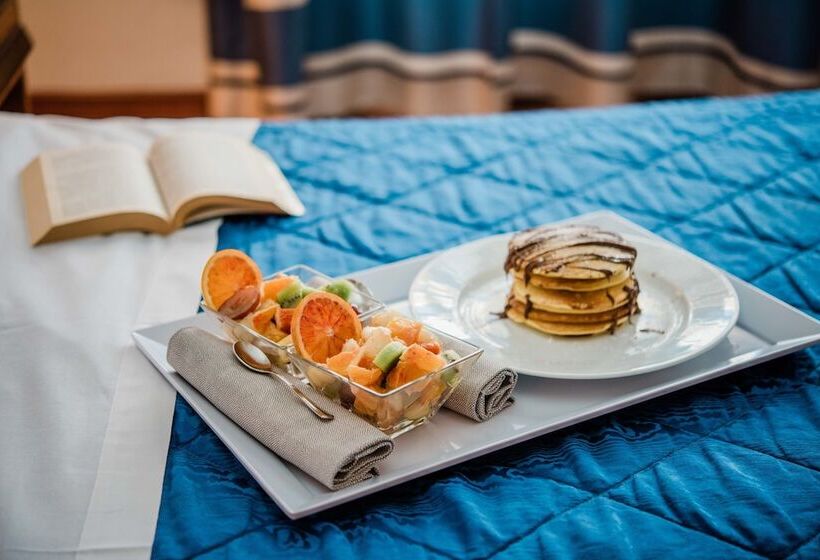 スタンダードトリプルルーム, Giulia