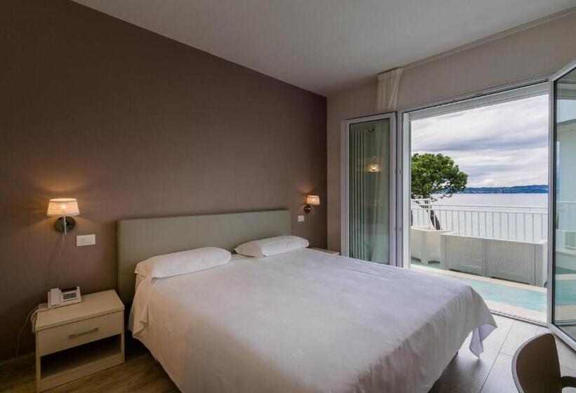 חדר סופריור לשלושה, Saviola