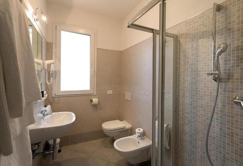 חדר יוקרתי, Saviola