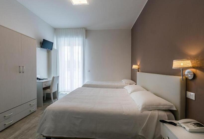 חדר סטנדרט לשלושה עם מרפסת, Saviola