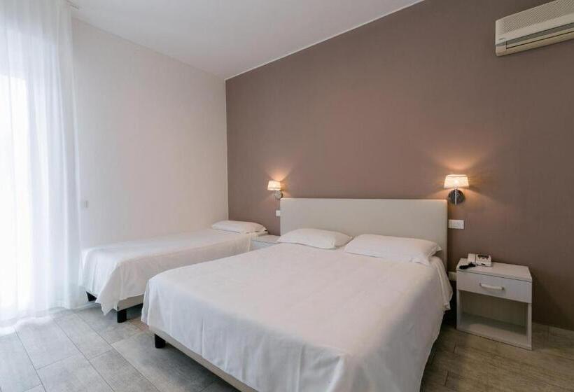 חדר סטנדרט לשלושה עם מרפסת, Saviola