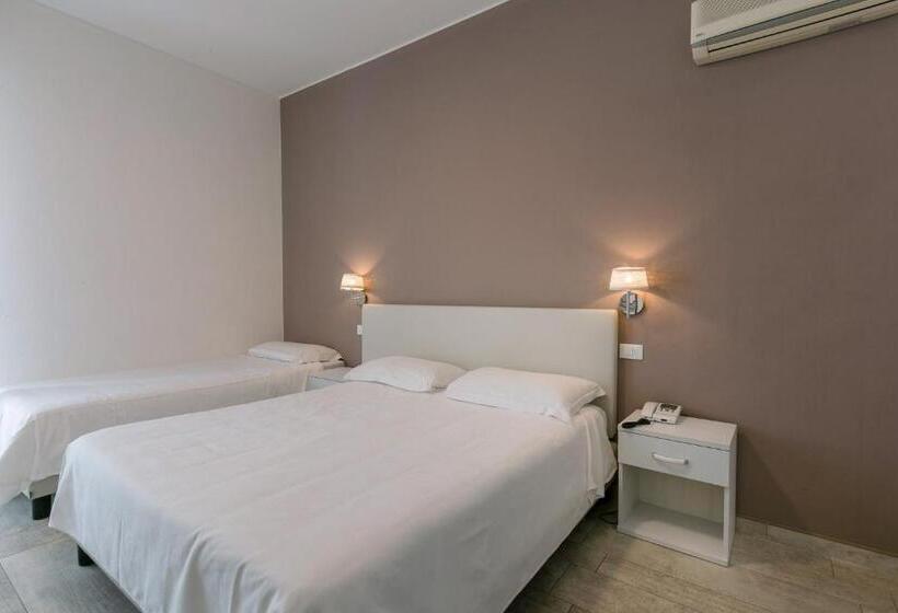 חדר סטנדרט לשלושה עם מרפסת, Saviola