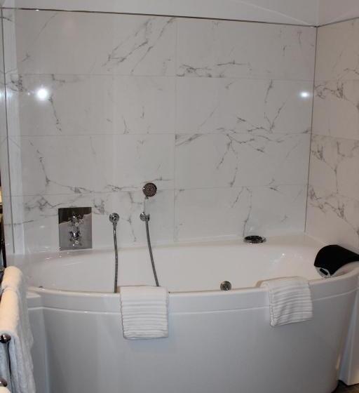 غرفة سوبيريور مزود بجاكوزى, & Spa Le Bouclier D Or