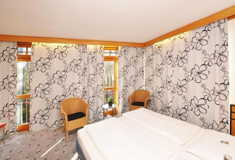 Standard-huone Puutarhanäkymä, Villa Waldperlach By Blattl