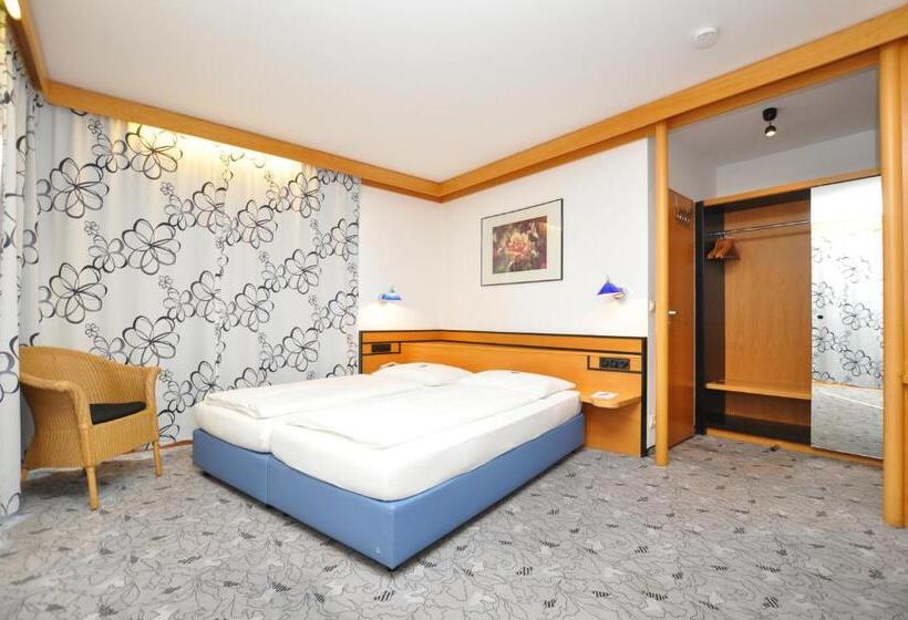 Standard-huone Puutarhanäkymä, Villa Waldperlach By Blattl