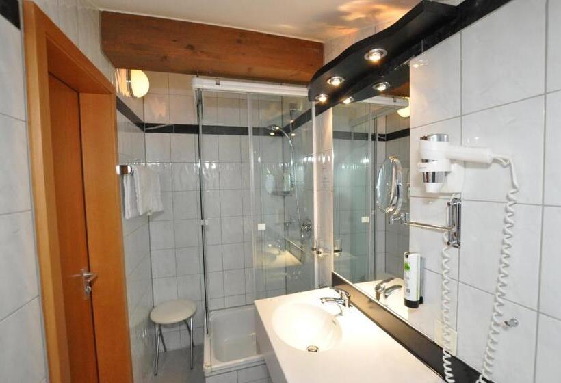 Standard-huone Puutarhanäkymä, Villa Waldperlach By Blattl