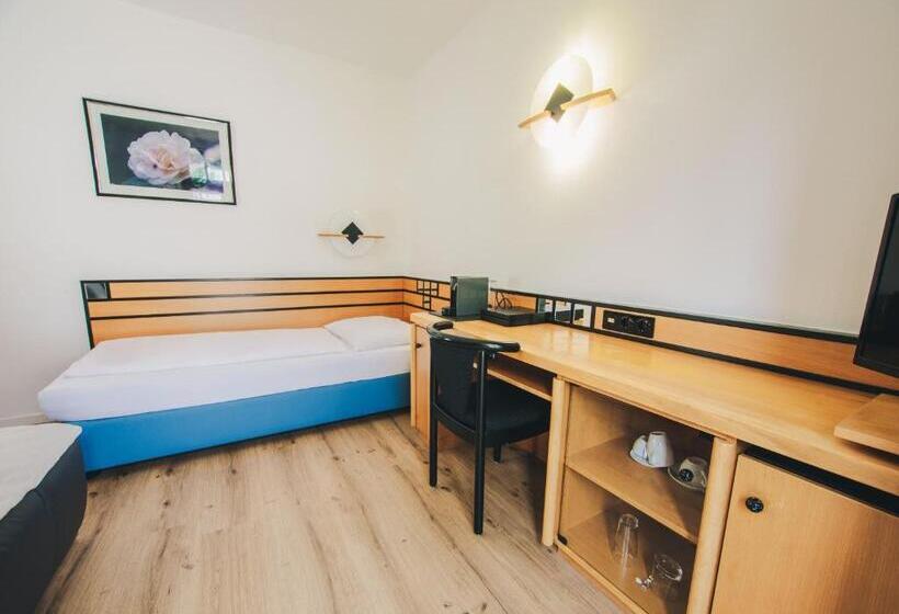 Standard Yhden Hengen Huone, Villa Waldperlach By Blattl